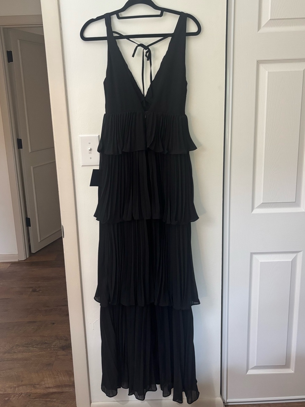 NWT Lulu's Black Tiered V-Neck Maxi Dress -size small - Picture 3 of 5